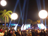 Bianchi doppi di colore principali accendono i palloni con uso della decorazione di eventi di DMX