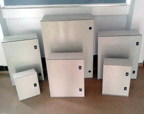 IP66 Casella di contenimento in fibra di vetro impermeabile montata a parete con coperchio solido 600*500*230mm