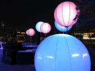 Bianchi doppi di colore principali accendono i palloni con uso della decorazione di eventi di DMX